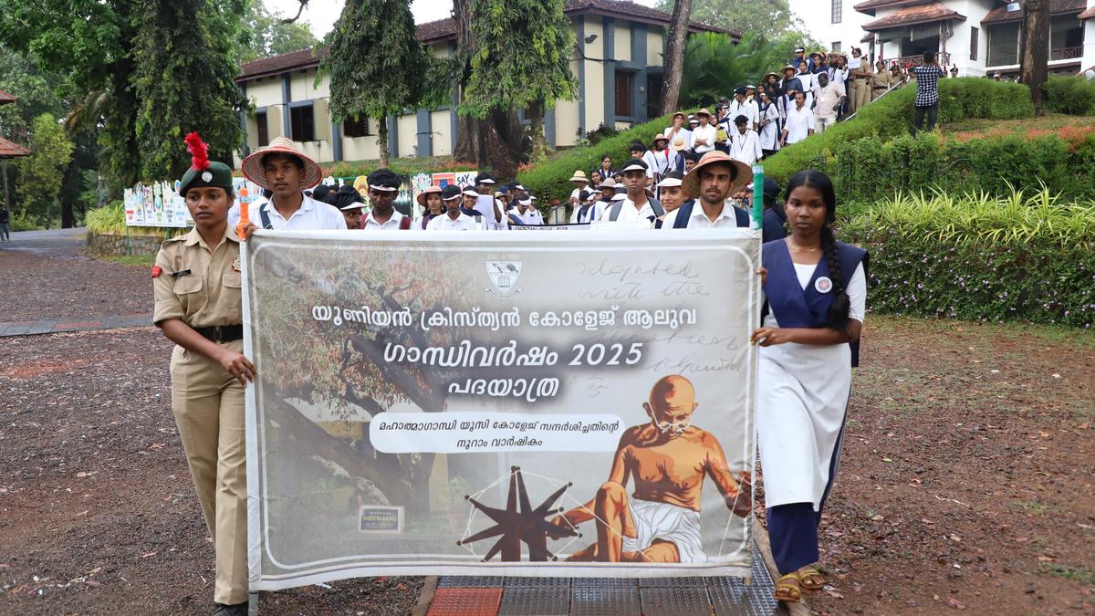 Padayatra held to commemorate Mahatma Gandhi’s visit to college